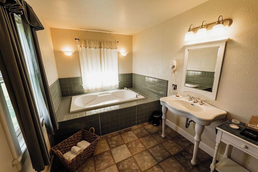Chico Hot Springs Resort & Day Spa photo 92