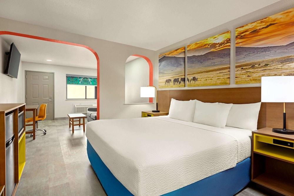 Days Inn by Wyndham Ruidoso Downs photo 24