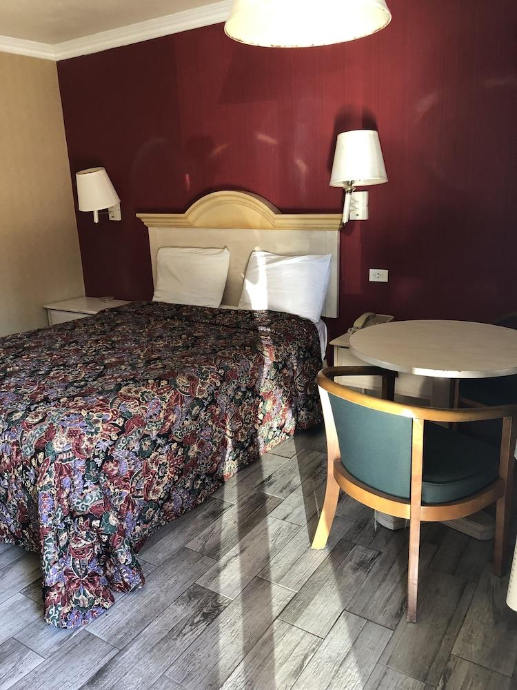 Travelers Inn photo 12