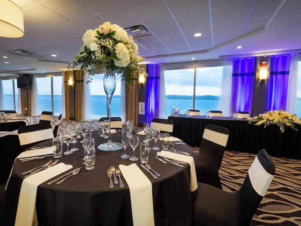 Crowne Plaza Niagara Falls NY Riverside by IHG photo 2
