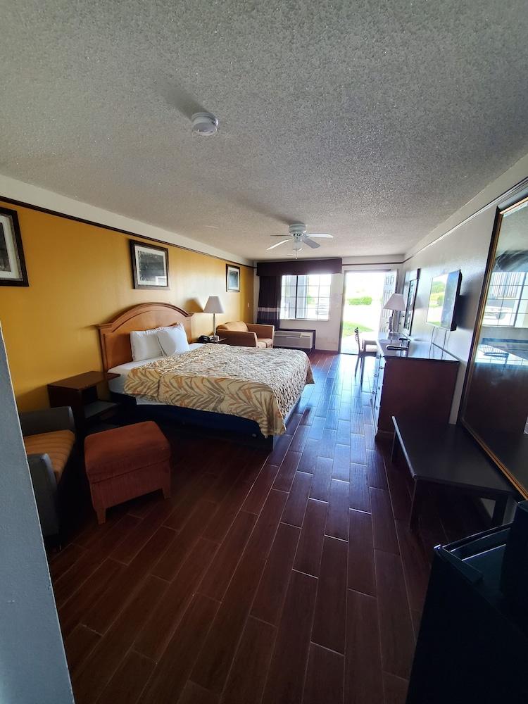 Deluxe Inn & Suites photo 14