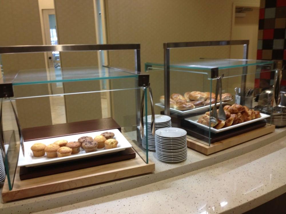 Embassy Suites Newark Airport photo 52