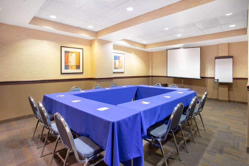 Holiday Inn Express & Suites Phoenix Midtown by IHG photo 67