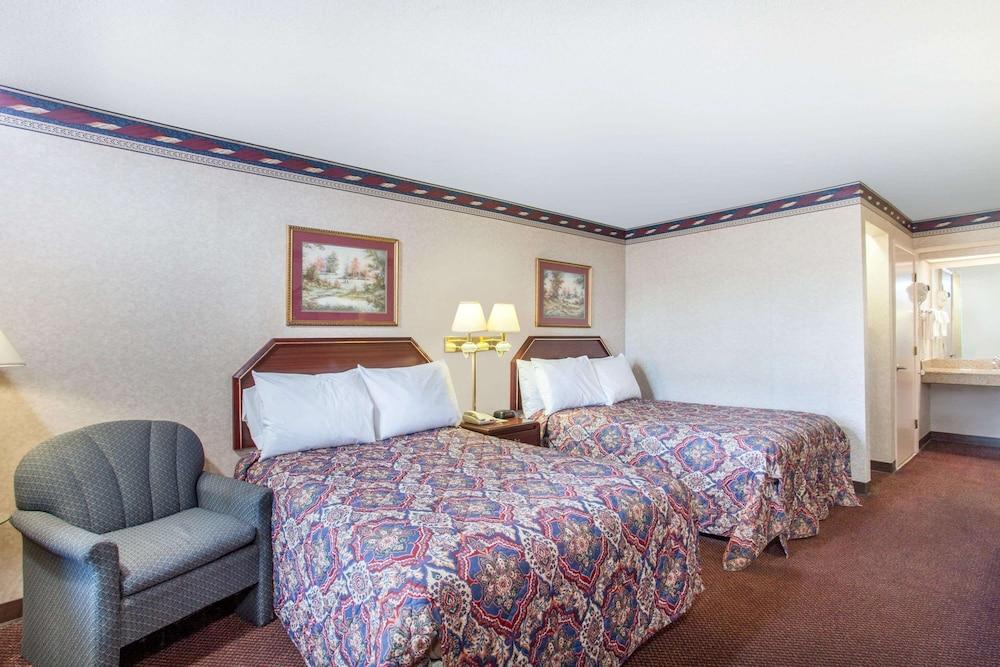 Days Inn by Wyndham Saint Pauls photo 10