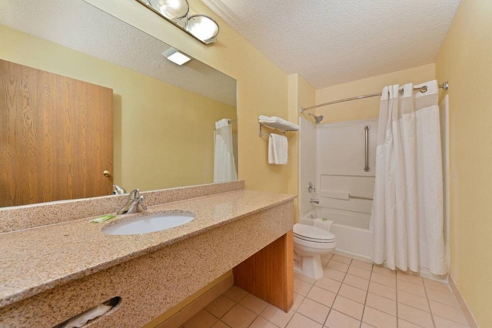 Vagabond Inn Executive - Green Valley photo 11