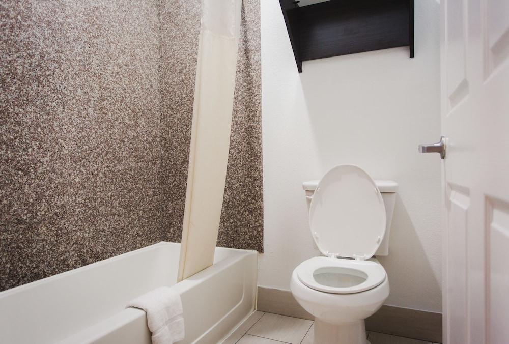 Moonlight Suites - Houston George Bush Intl Airport photo 35