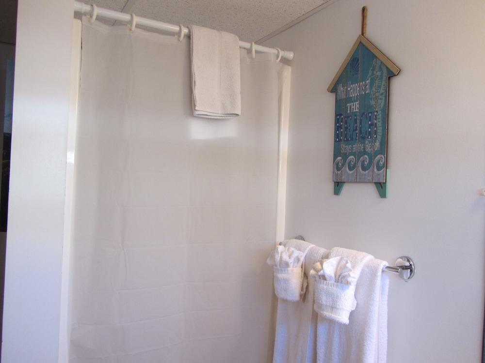 Green Dolphin Motel photo 55