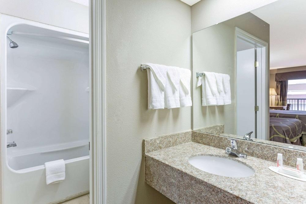 Super 8 by Wyndham, Orangeburg photo 15