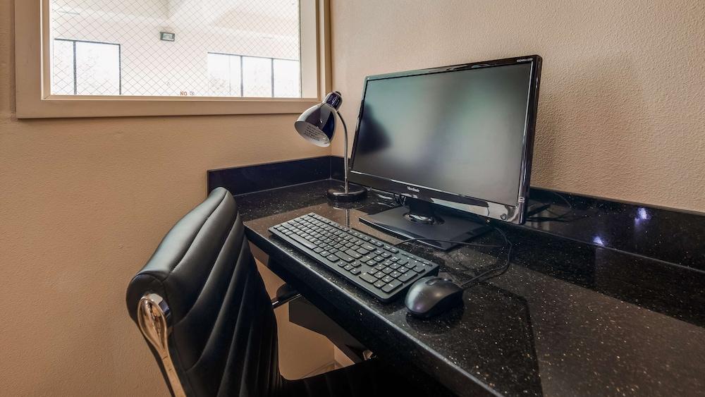 Best Western Plus Battle Ground Inn & Suites photo 9
