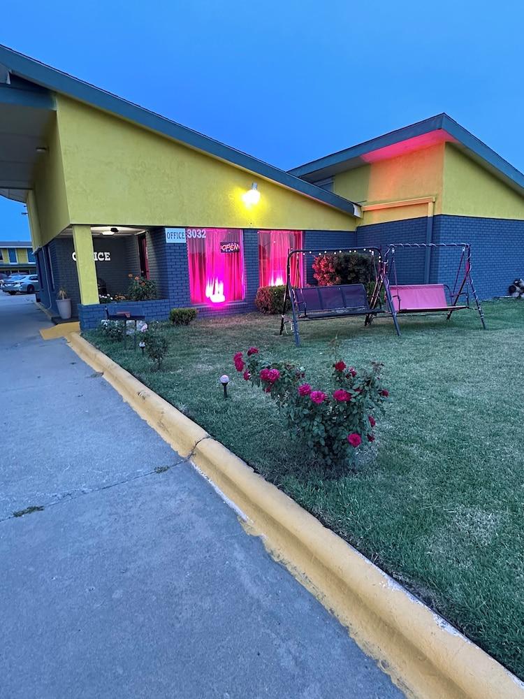 Travel Inn & Suites photo 27
