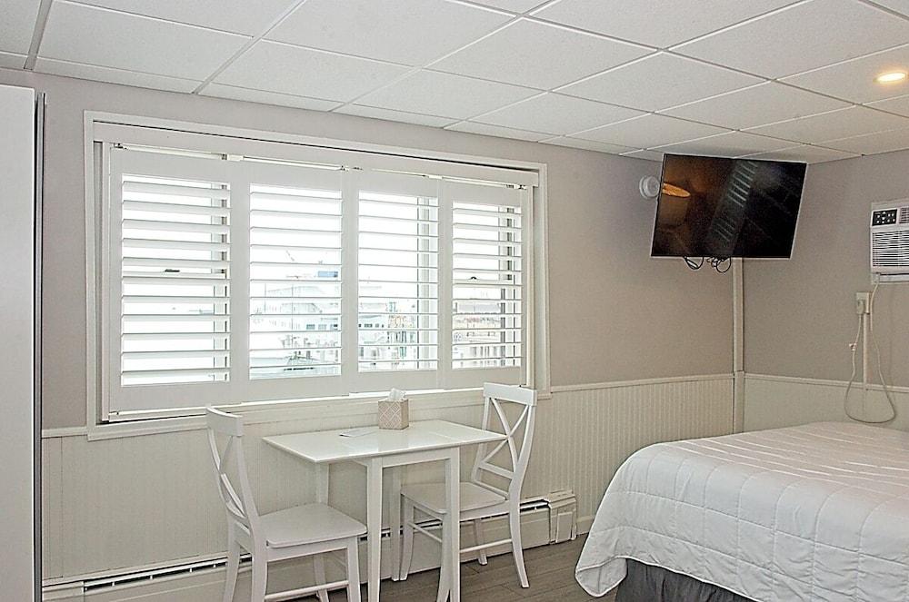 Vineyard Harbor Motel - Private Beach photo 54
