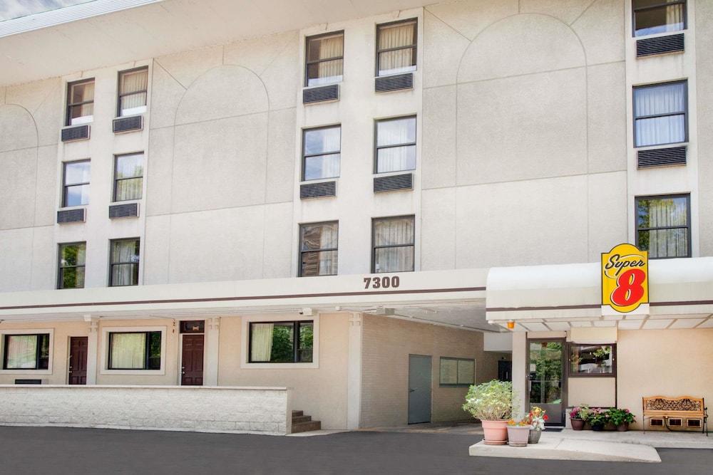 Super 8 by Wyndham Chicago IL photo 1