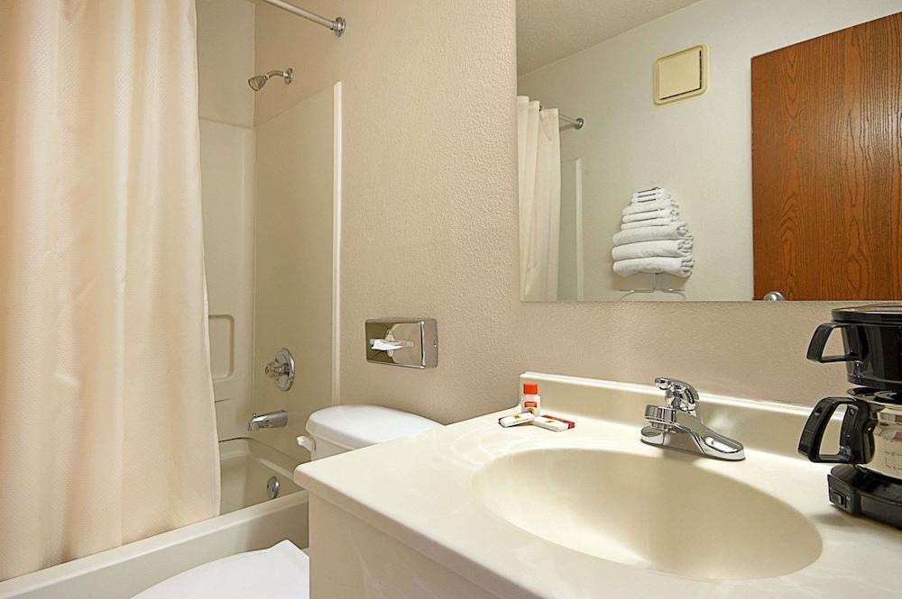 Red Roof Inn & Suites Hammond, IN photo 5