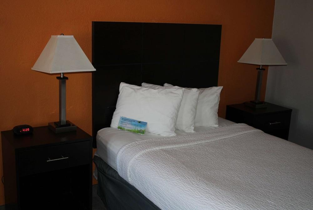 Days Inn by Wyndham Hays photo 12