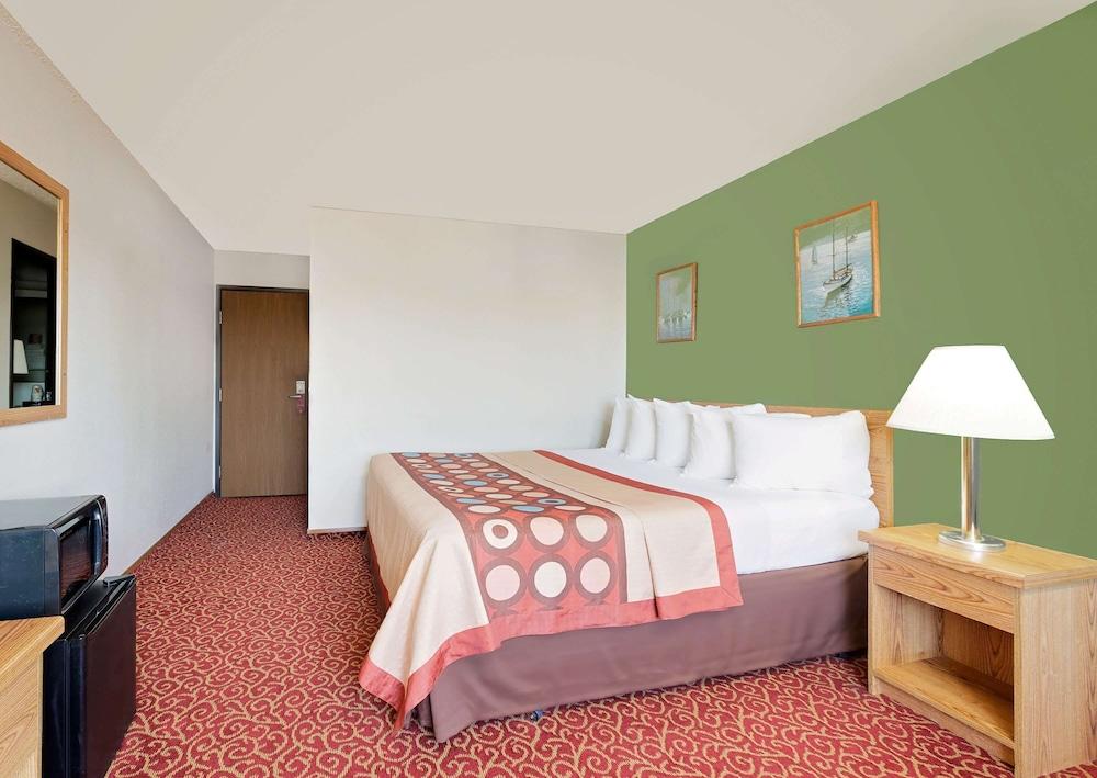 Super 8 by Wyndham Marshall photo 5