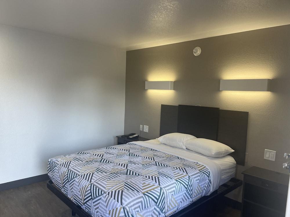 Motel 6 Denton, TX - UNT photo 8