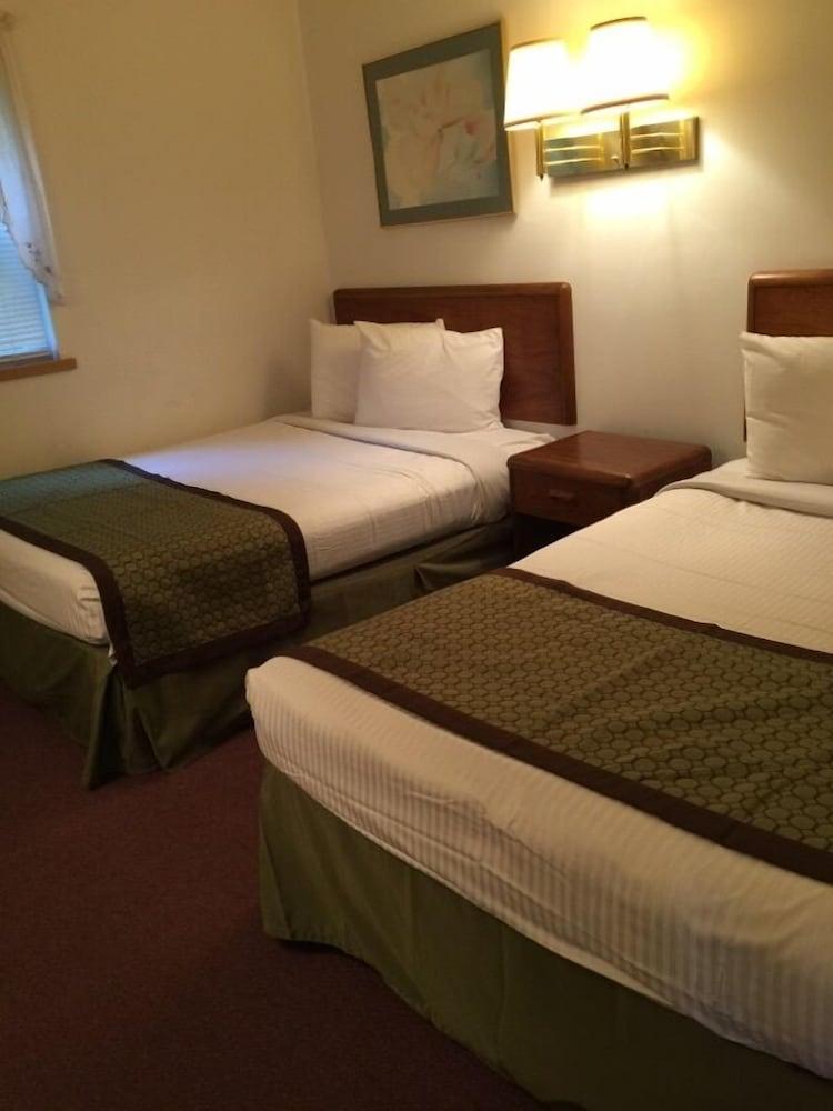 Adirondack Oasis Motel photo 23