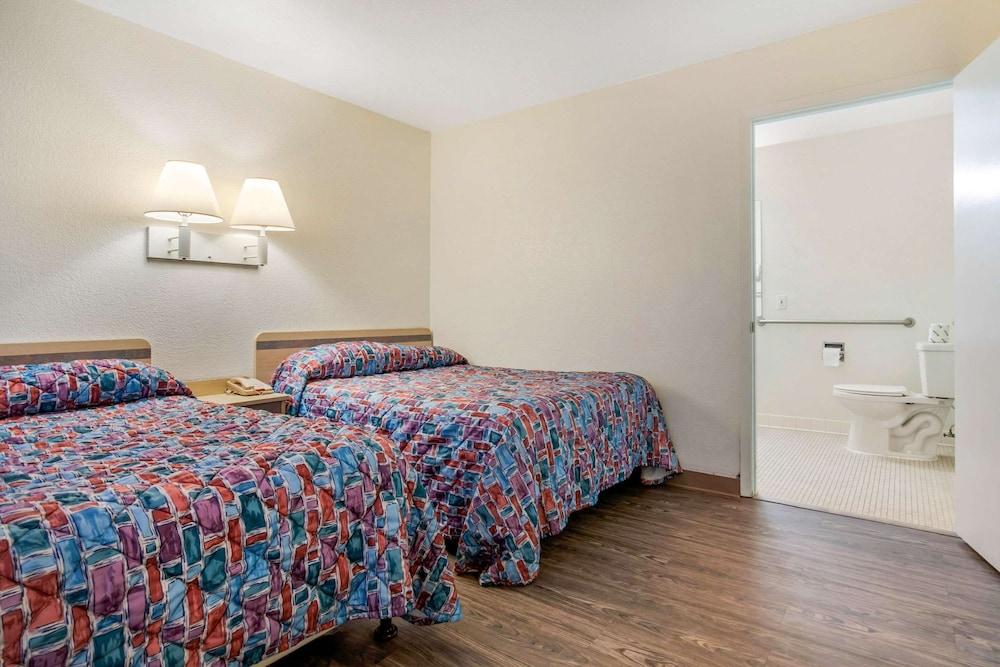 Rodeway Inn photo 19