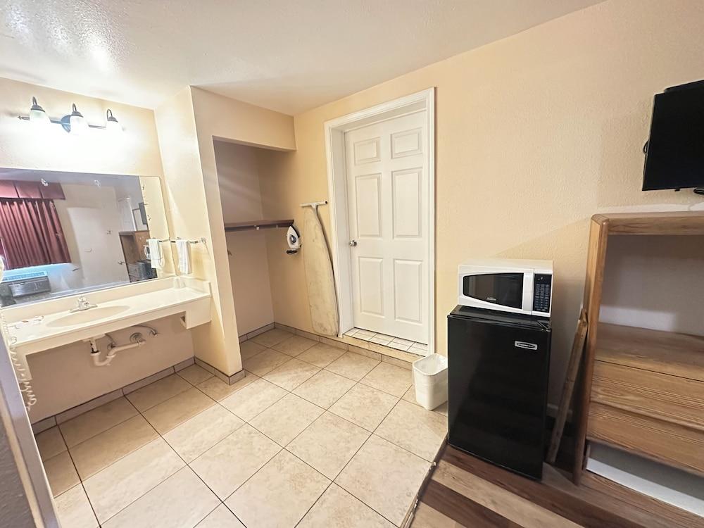 ROYAL INN photo 15