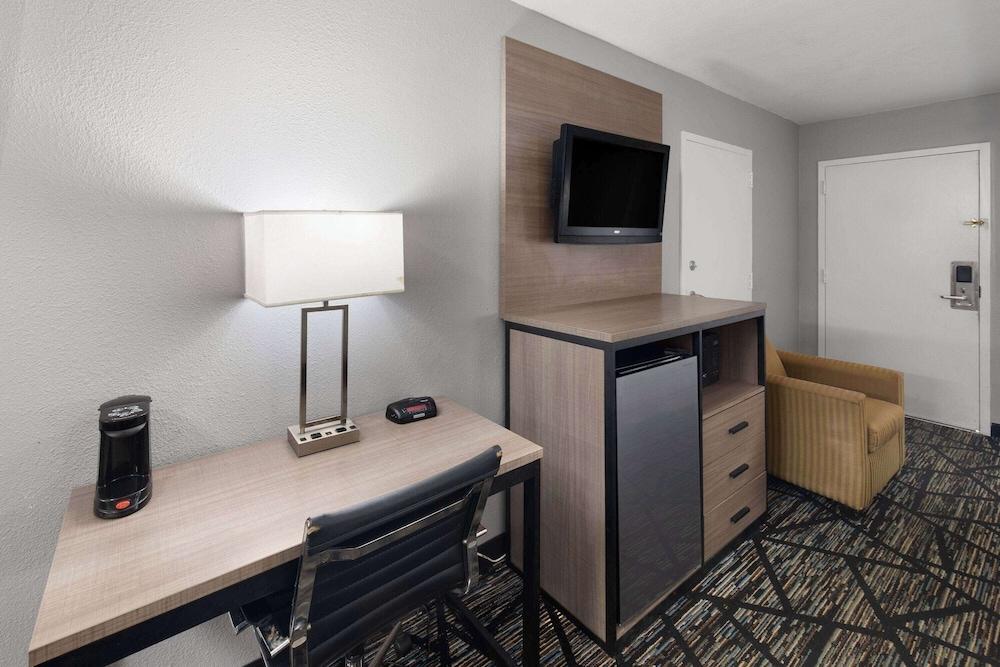 Baymont by Wyndham Mobile/Tillmans Corner photo 22