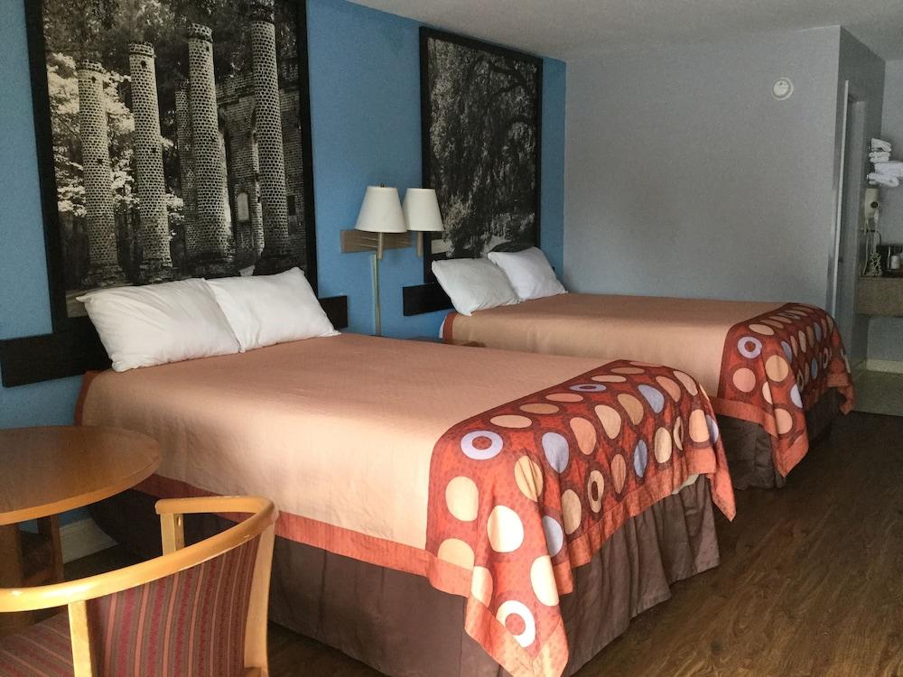 Super 8 by Wyndham Walterboro photo 9