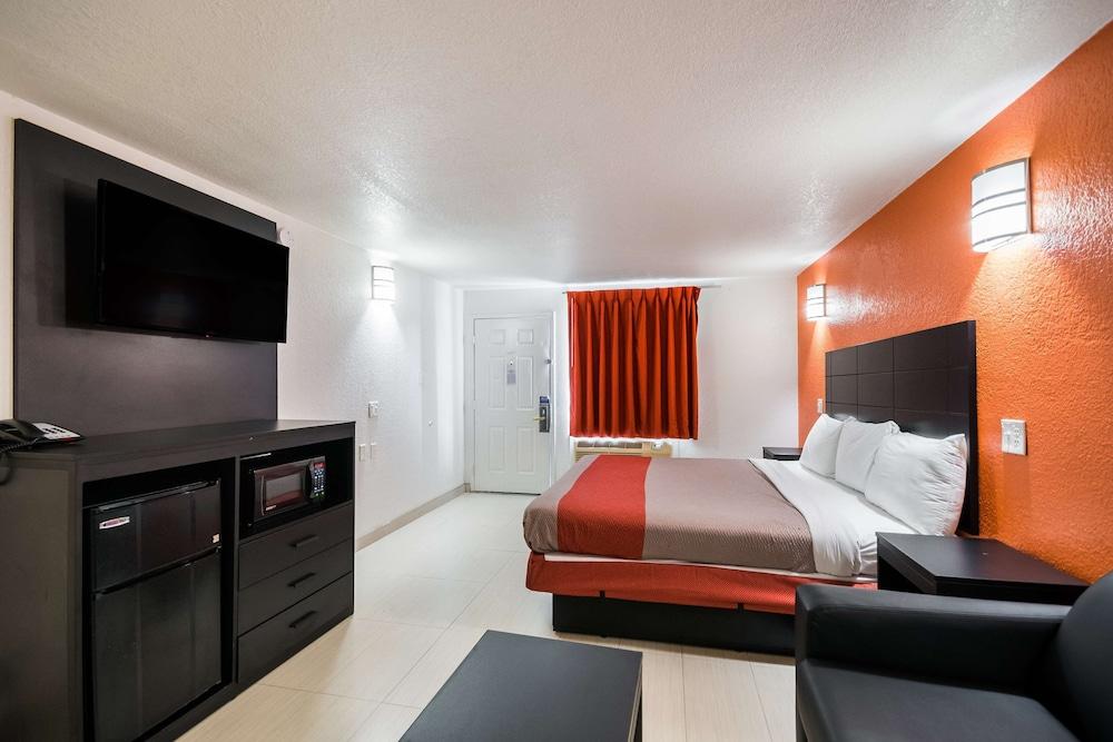 Motel 6 Houston, TX - Brookhollow photo 26