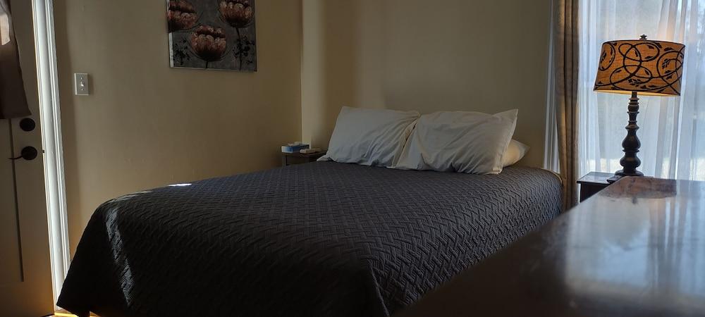 The Whitetail and Suites photo 5
