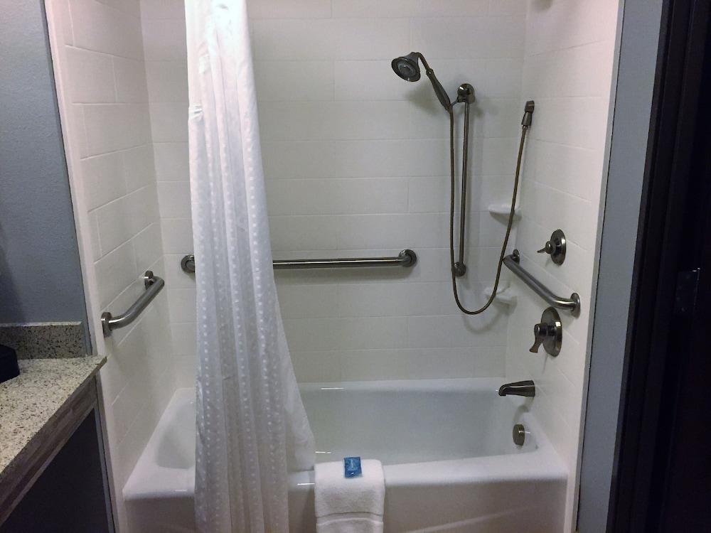 Holiday Inn Express & Suites Perry-National Fairground Area #34 by IHG photo 37