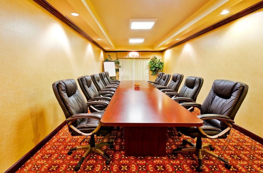 Holiday Inn Express & Suites Dickson by IHG photo 12