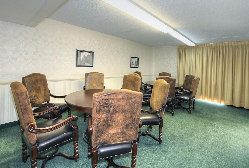 Clarion Hotel Philadelphia International Airport photo 31