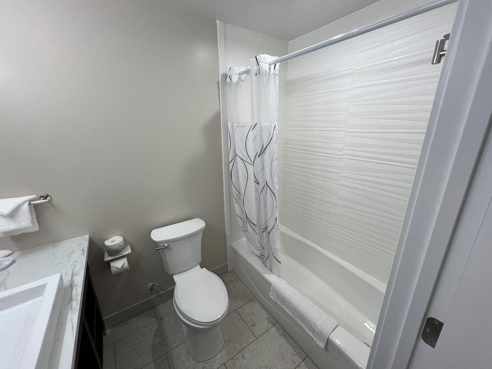 Lighthouse Inn & Suites photo 25