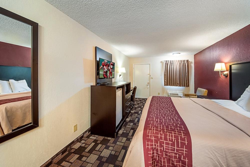 Red Roof Inn Anderson, IN photo 12