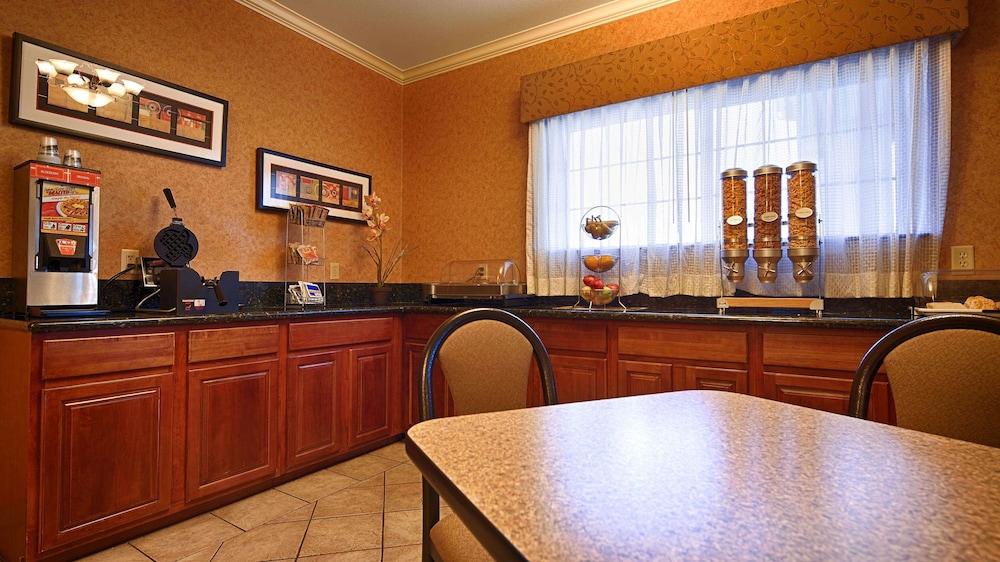 Best Western Henrietta Inn & Suites photo 16