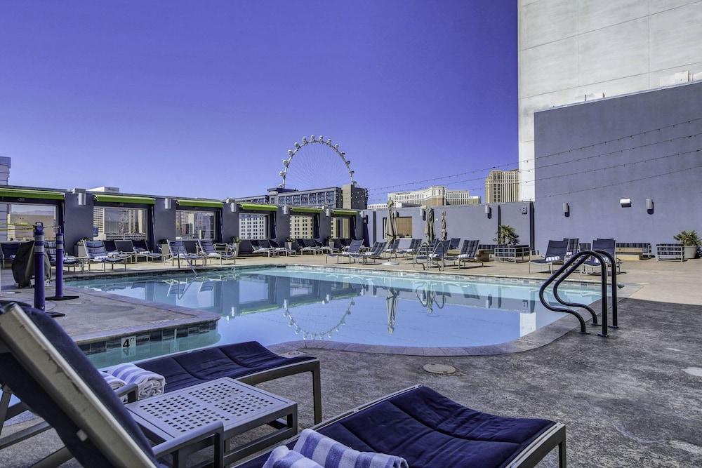 Sapphire Skyline Premium Suite photo 5