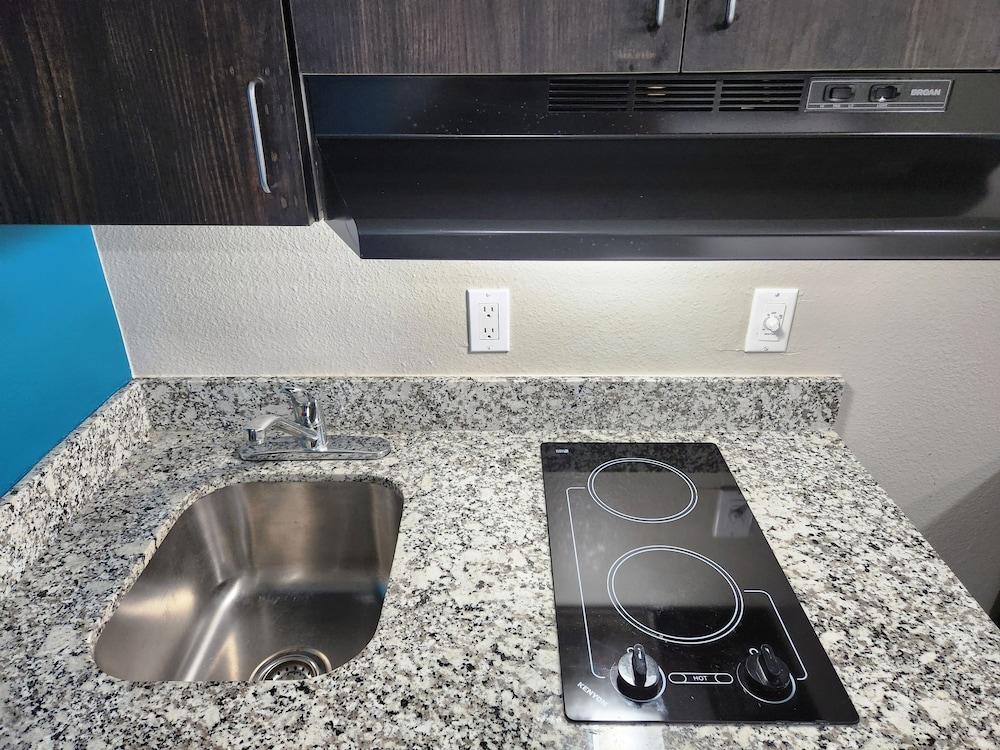Scottish Inn & Suites photo 22