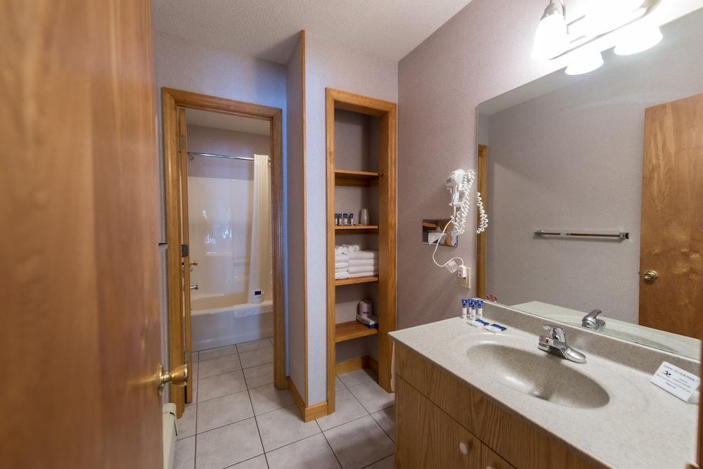 Adirondack Retreat Inn & Suites photo 28
