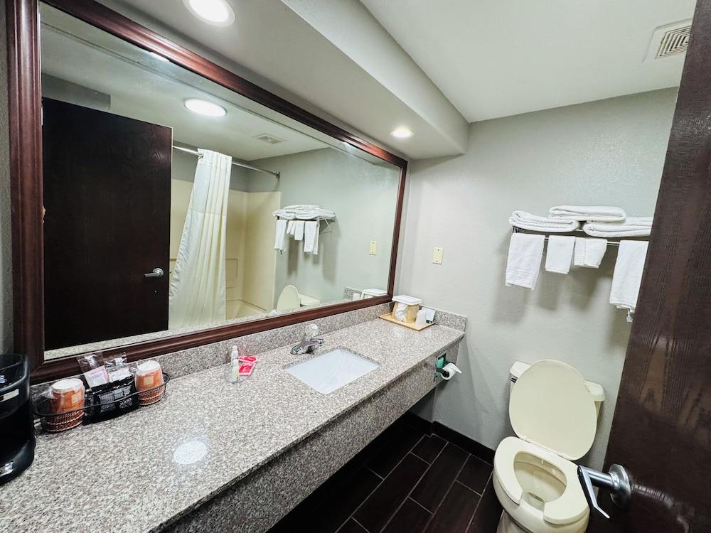 Econo Lodge Inn & Suites Centerville photo 18