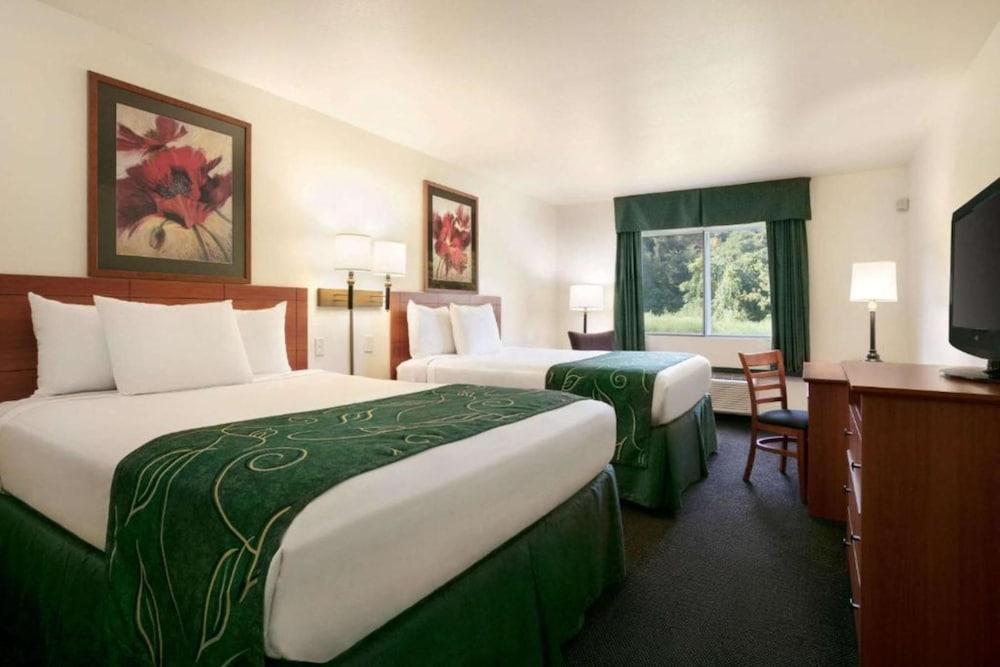 Travelodge by Wyndham Livonia photo 13