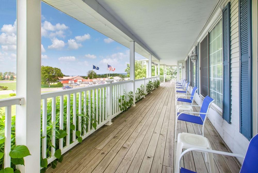 Days Inn by Wyndham Petoskey photo 5