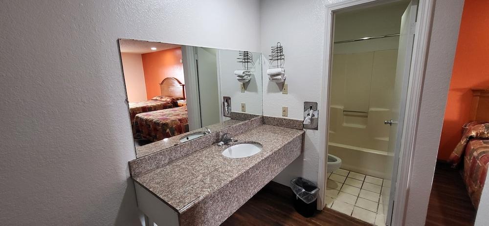 American Inn Cleburne photo 15