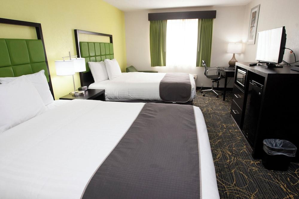 AmericInn by Wyndham Delafield-Waukesha-Milwaukee photo 16