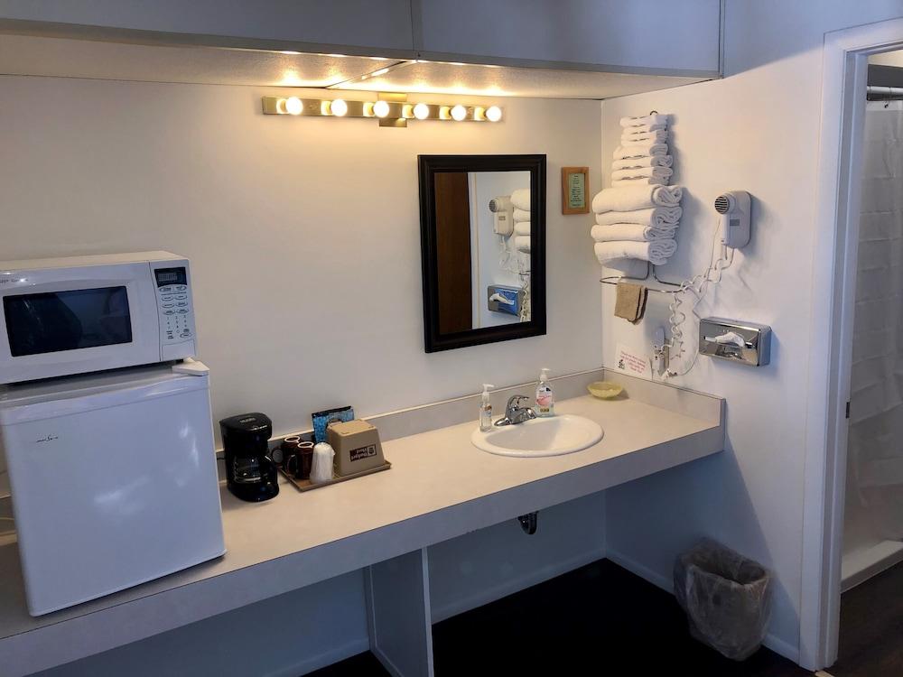 Budget Host Cloverland Motel photo 39