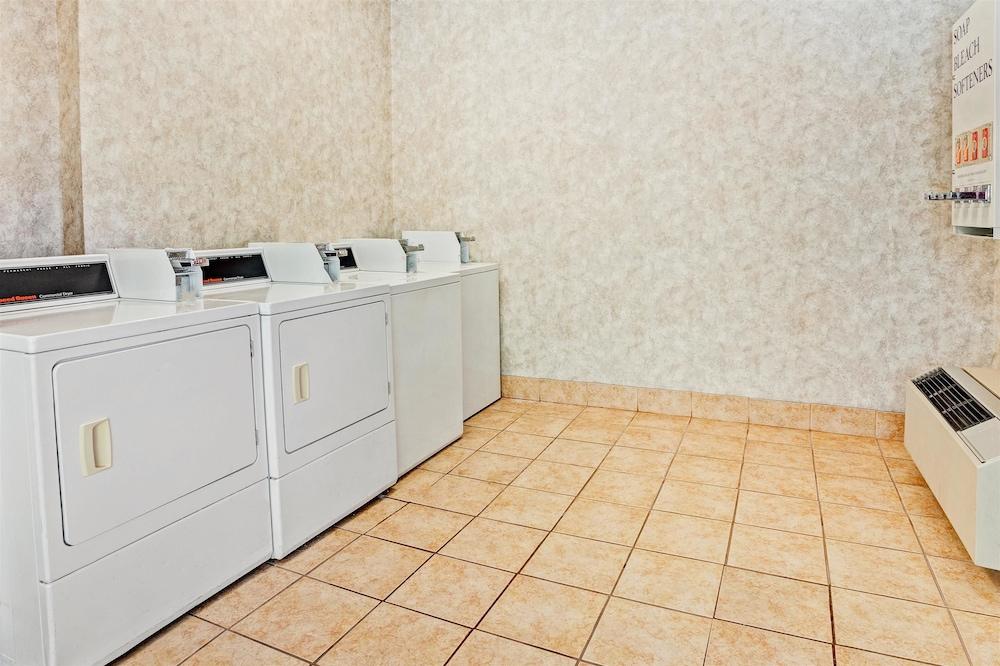 Days Inn & Suites by Wyndham Monroe photo 12