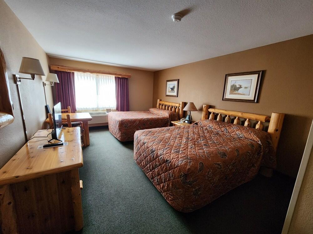 Pine Peaks Lodge & Suites photo 6