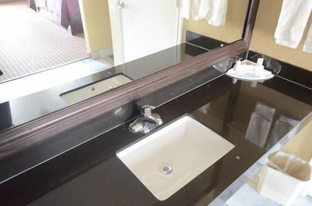 Scottish Inn & Suites Highway 6 South photo 28