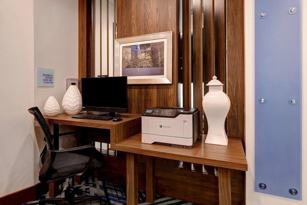 Holiday Inn Express & Suites Detroit Dearborn by IHG photo 49