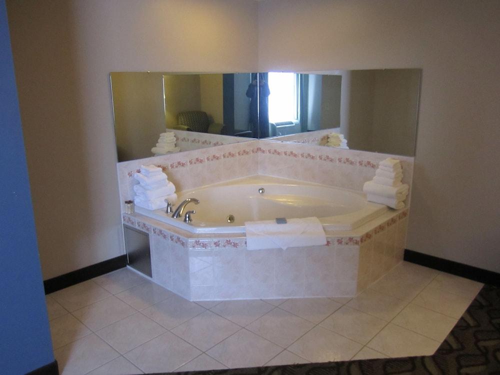 Hampton Inn Latrobe photo 28
