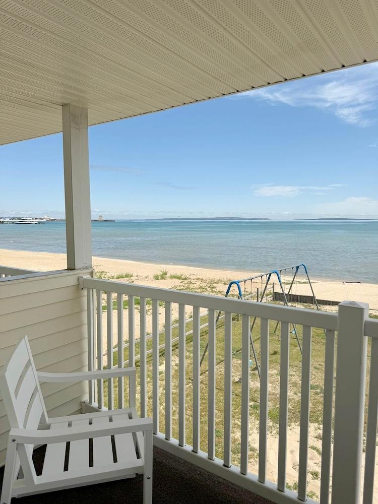 Beachcomber of Mackinaw photo 41