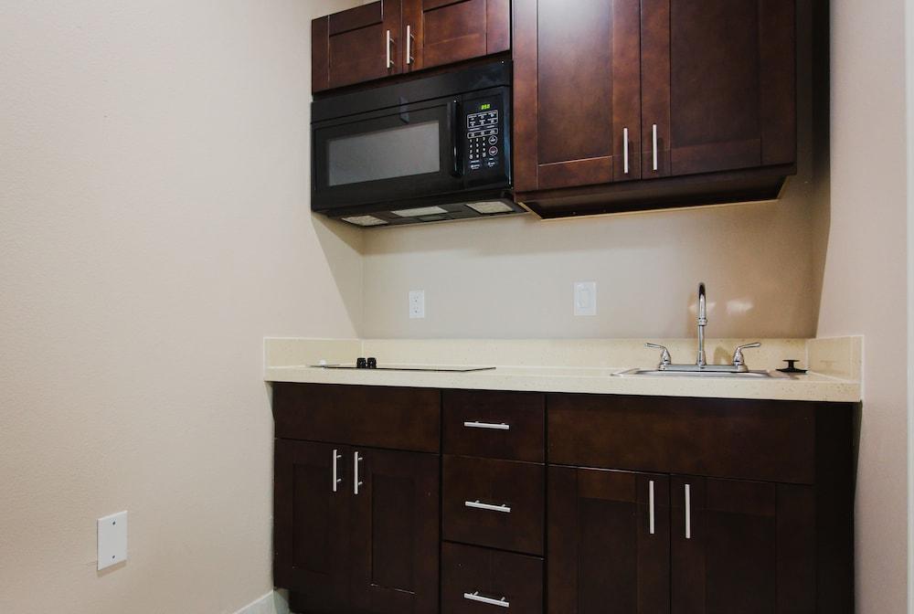 Palace Inn and Suites - Willowbrook Mall photo 35