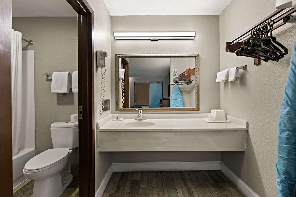 Rodeway Inn Richmond West End photo 16